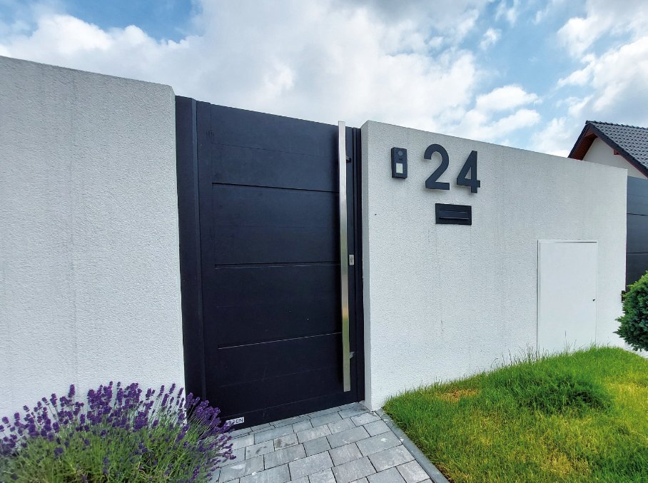 Alfen, model F03: Pełna furtka F03 w antracycie z numerem domu