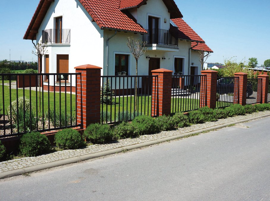 Alfen, model C01: Ogrodzenie C01 z pionowych prętów między ceglanymi słupkami