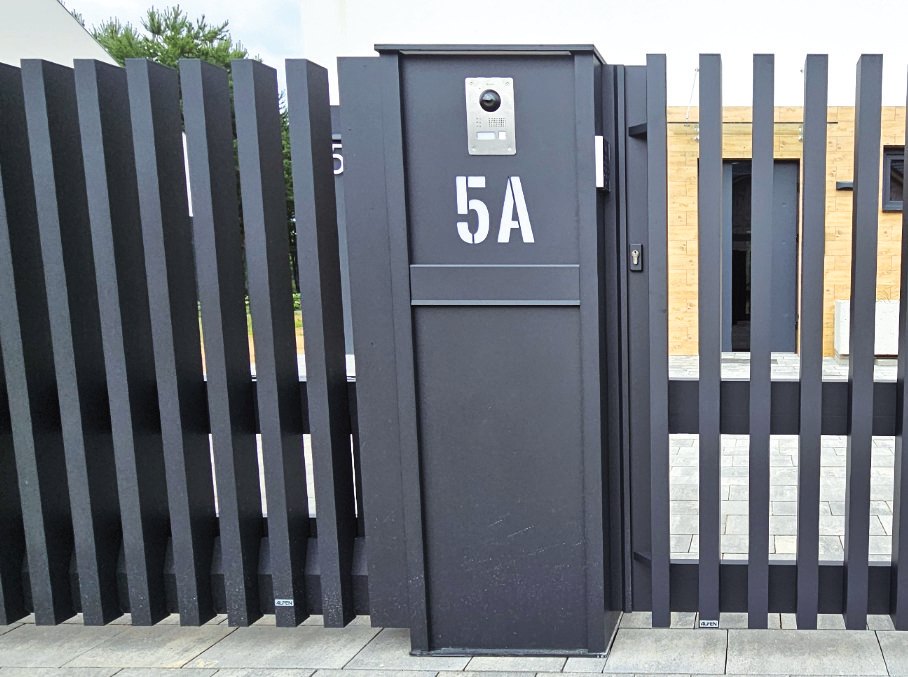 Alfen, model Connect Box: Furtka z pionowych profili i słupek Connect Box ze skrzynką i domofonem