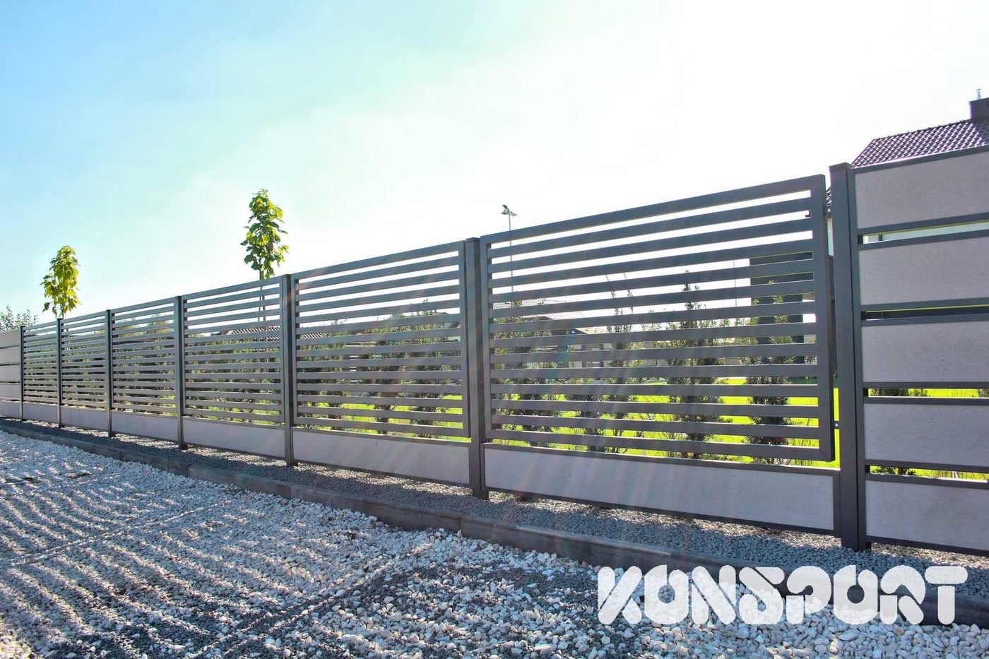 Konsport: Przęsła z wąskich poziomych lameli wzdłuż drogi