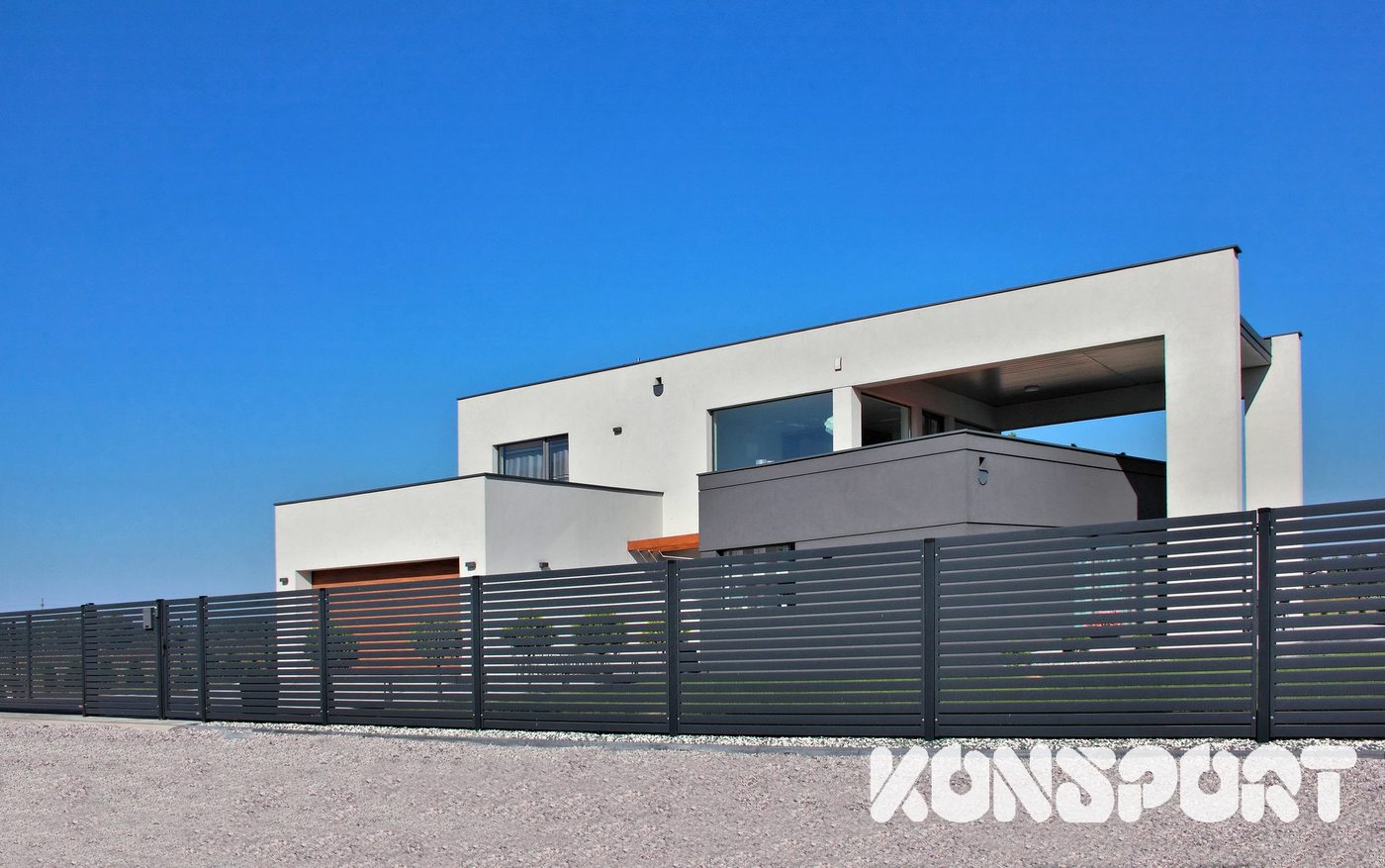Konsport: Pełne przęsła z lameli przy domu z płaskim dachem