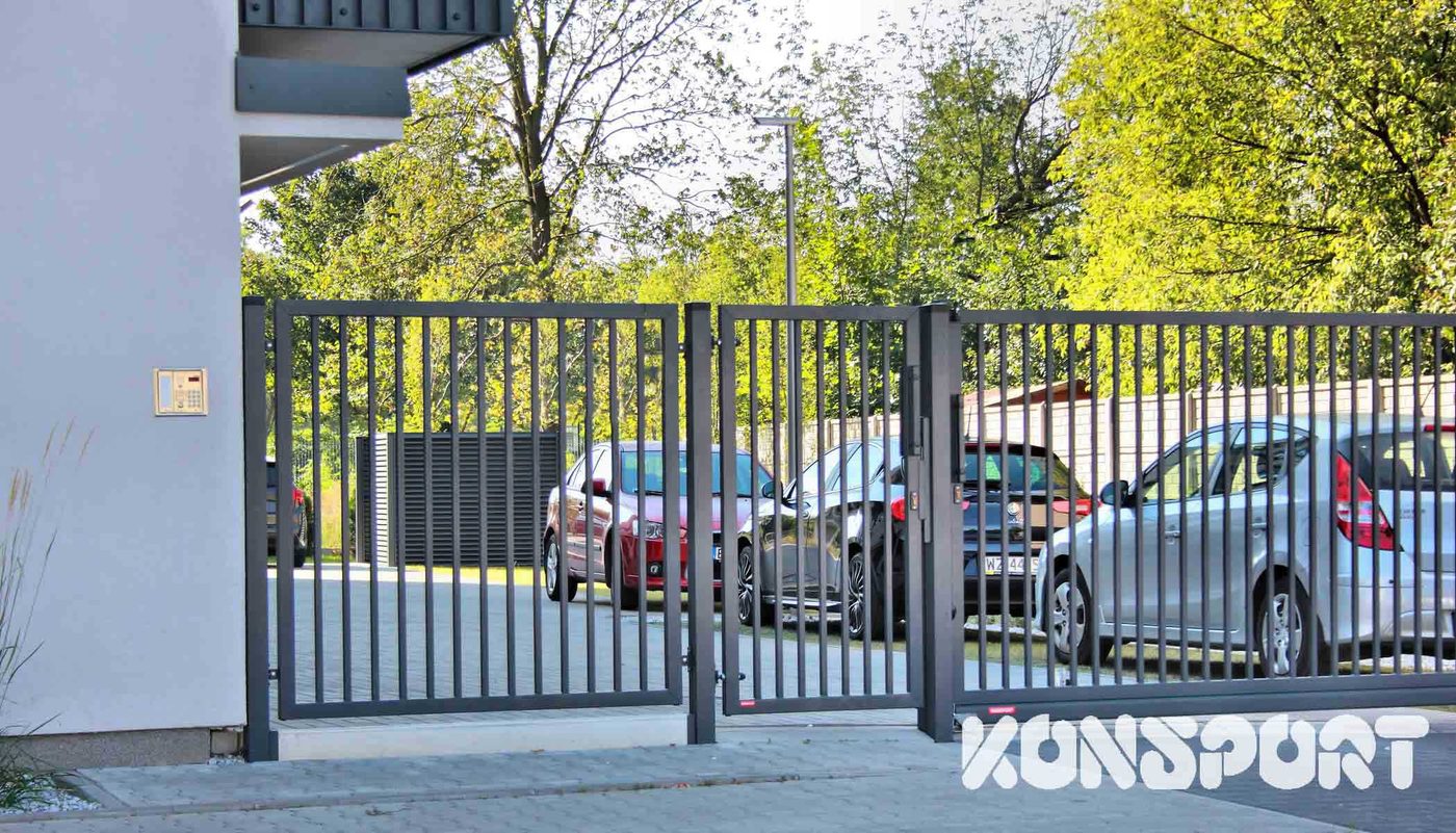 Konsport: Brama dwuskrzydłowa z pionowych profili przy parkingu