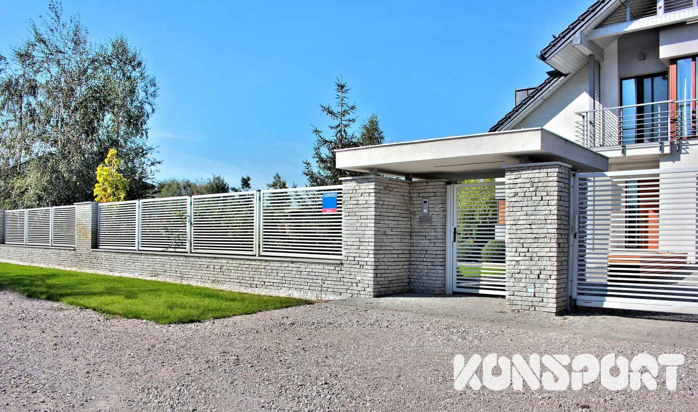 Konsport: Brama przesuwna z gęstych lameli na podmurówce z kamienia