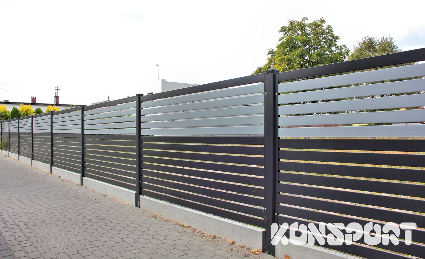 Konsport: Przęsła z szerokich lameli w antracycie wzdłuż ulicy