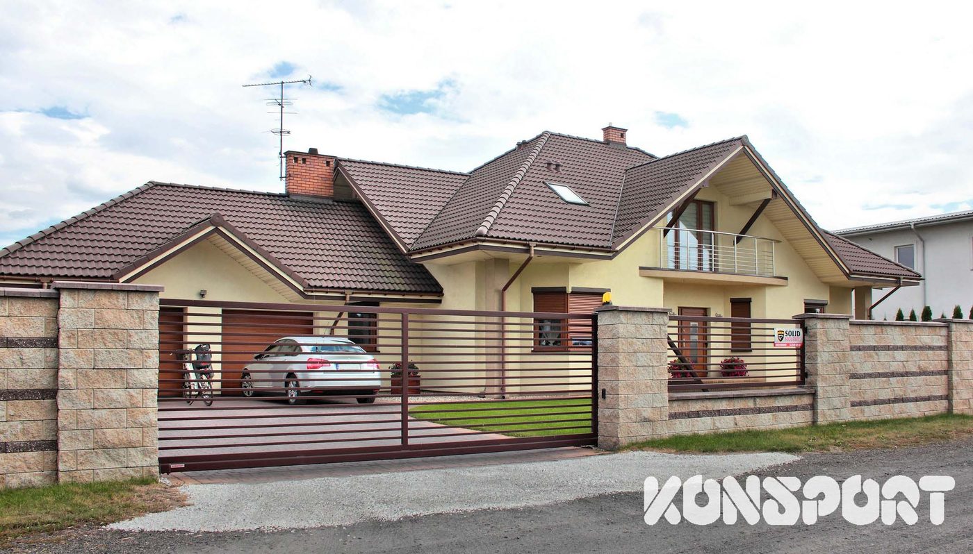 Konsport: Brama dwuskrzydłowa z lameli przy domu z podjazdem