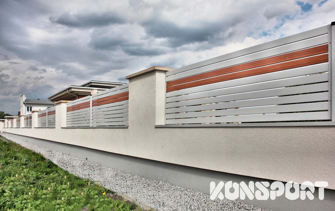 Konsport: Ogrodzenie z jasnych lameli z pasem w kolorze drewna