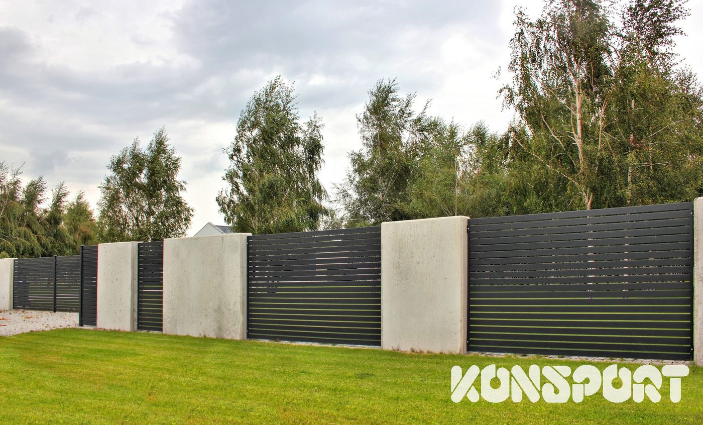 Konsport: Przęsła z lameli między słupkami z betonu architektonicznego