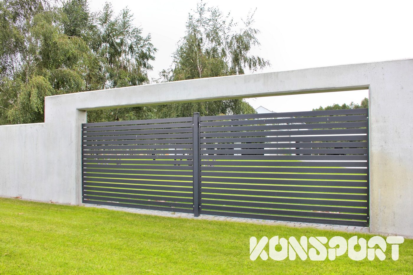 Konsport: Brama z lameli w ramie z betonu architektonicznego