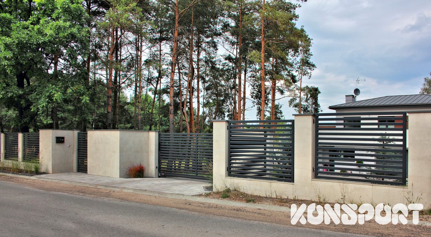 Konsport: Ogrodzenie z lameli i tynkowanych słupków wzdłuż ulicy
